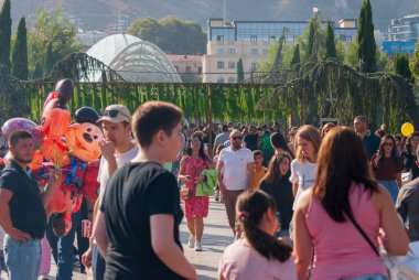 Gürcistan, Tiflis - 2 Ekim 2022: Şehir Parkı 'nda İsimsiz İnsanlar Grubu.