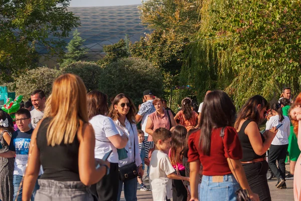 Geórgia Tbilisi Outubro 2022 Grupo Pessoas Anônimas City Park — Fotografia de Stock