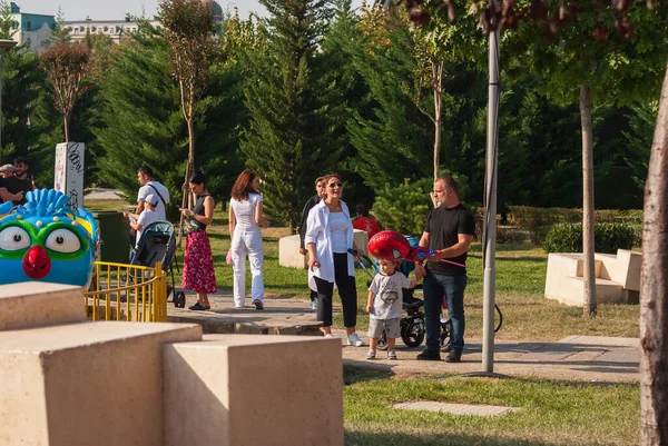 Georgia Tbilisi Października 2022 Grupa Anonimowych Osób City Parku — Zdjęcie stockowe