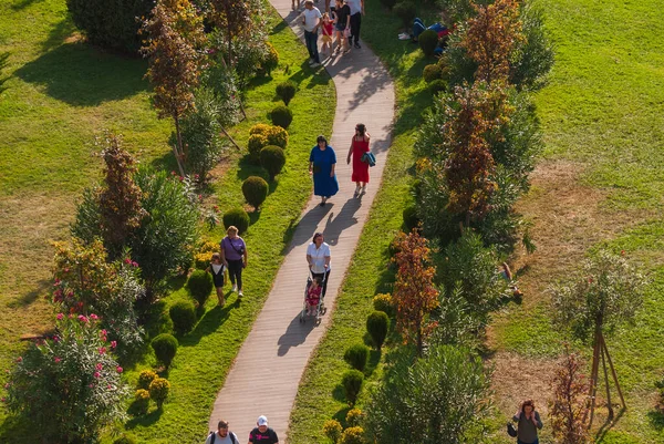 グルジア トビリシ 2022年10月2日 都市公園内の匿名の人々のグループ — ストック写真