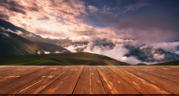 Belo Nascer Sol Sobre Montanhas Mesa Madeira Vazia Natureza Livre — Fotografia de Stock