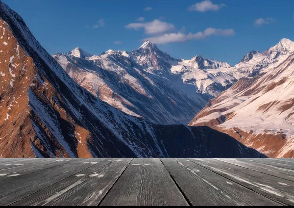 自然の屋外で白い山と空の木製のテーブルと冬の美しい背景 天然テンプレートの風景 — ストック写真