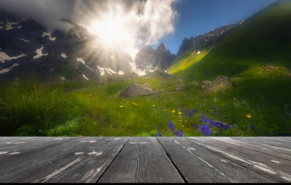 Flores Verano Frente Montañas Brumosas Con Mesa Madera Vacía Plantilla — Foto de Stock