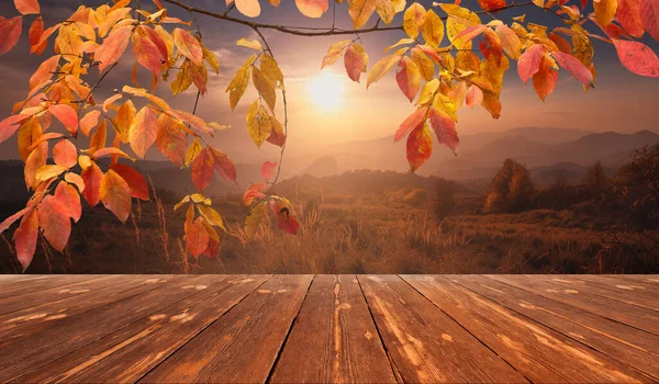 Färgglad Höst Solnedgång Med Solstrålar Färga Kullarna Tomt Träbord Naturen — Stockfoto