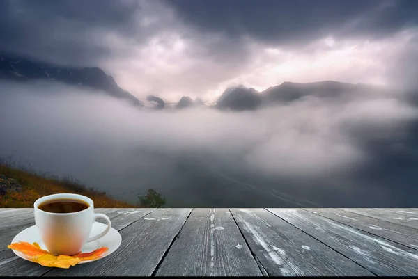 Koffiecup Houten Tafel Uitzicht Prachtige Natuur Achtergrond — Stockfoto