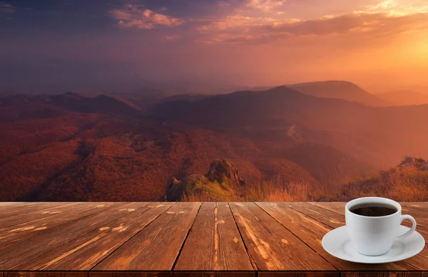 Koffiecup Houten Tafel Uitzicht Prachtige Natuur Achtergrond — Stockfoto
