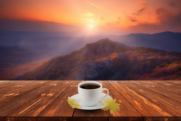 Káva Šálek Dřevěném Stole Pohled Krásné Přírodní Pozadí — Stock fotografie