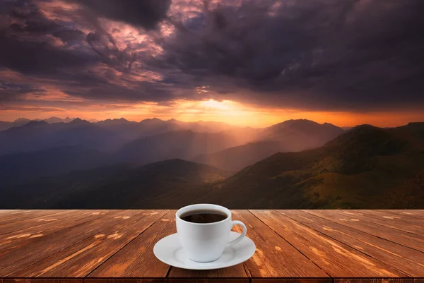 Káva Šálek Dřevěném Stole Pohled Krásné Přírodní Pozadí — Stock fotografie