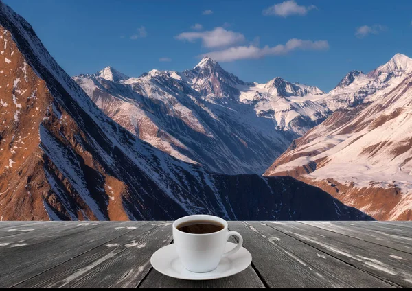 木のテーブルにコーヒーカップと美しい自然背景の眺め — ストック写真