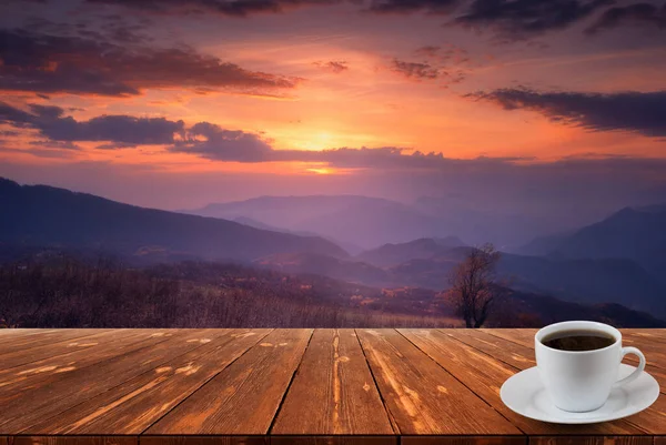 Kaffeetasse Auf Holztisch Und Blick Auf Schöne Natur Hintergrund — Stockfoto