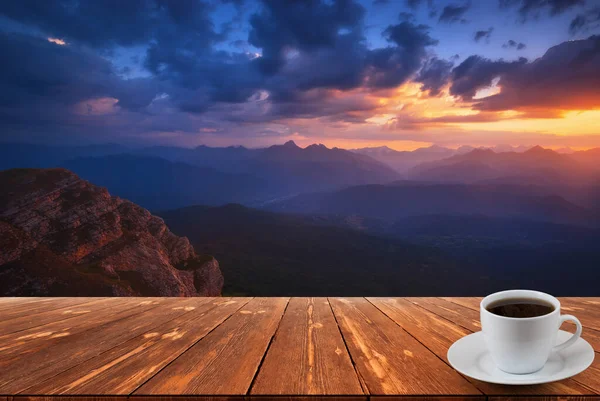 Kaffekopp Träbord Och Utsikt Över Vacker Natur Bakgrund — Stockfoto