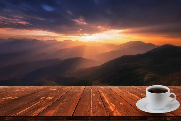 Koffiecup Houten Tafel Uitzicht Prachtige Natuur Achtergrond — Stockfoto