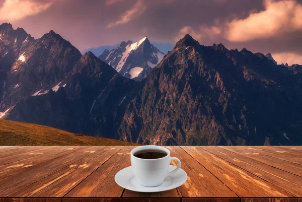 Kaffekopp Träbord Och Utsikt Över Vacker Natur Bakgrund — Stockfoto