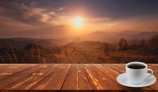 Kaffekopp Träbord Och Utsikt Över Vacker Natur Bakgrund — Stockfoto