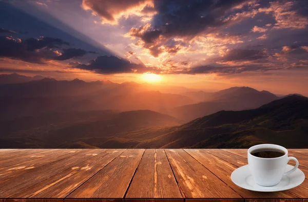 木桌上的咖啡杯和美丽的自然景观 — 图库照片