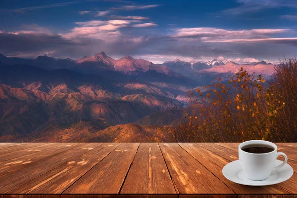 Kaffekopp Träbord Och Utsikt Över Vacker Natur Bakgrund — Stockfoto