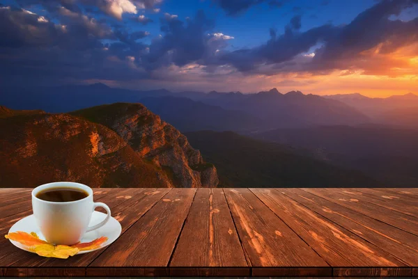 Koffiecup Houten Tafel Uitzicht Prachtige Natuur Achtergrond — Stockfoto