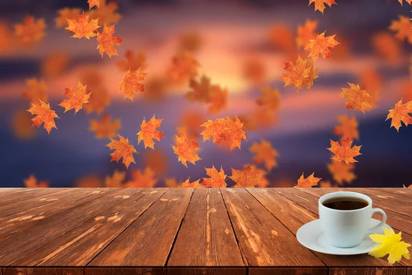 Kaffeetasse Auf Holztisch Und Blick Auf Schöne Natur Hintergrund — Stockfoto