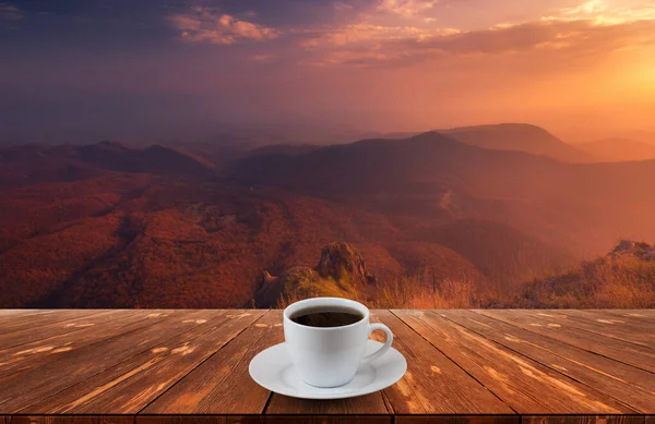 Kaffekopp Träbord Och Utsikt Över Vacker Natur Bakgrund — Stockfoto