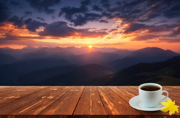 Kaffekopp Träbord Och Utsikt Över Vacker Natur Bakgrund — Stockfoto