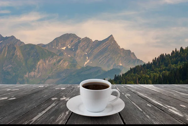 Kaffekopp Träbord Och Utsikt Över Vacker Natur Bakgrund — Stockfoto