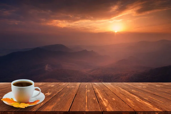 Kaffeetasse Auf Holztisch Und Blick Auf Schöne Natur Hintergrund — Stockfoto