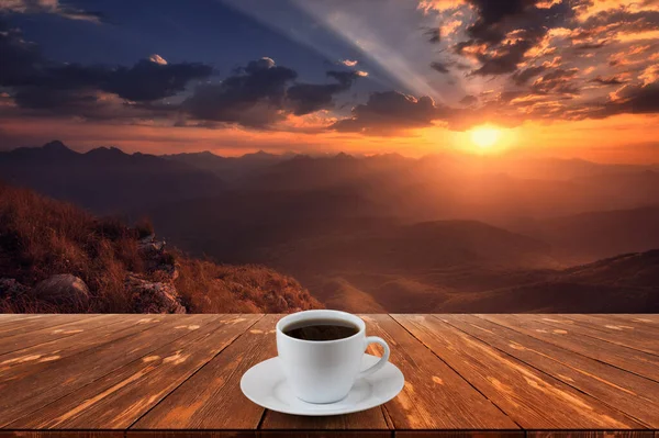 Kaffeetasse Auf Holztisch Und Blick Auf Schöne Natur Hintergrund — Stockfoto