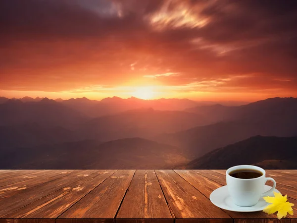 Kahve Fincanı Ahşap Masada Güzel Doğa Manzaralı — Stok fotoğraf