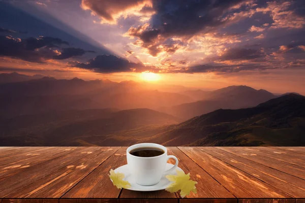 Kaffekopp Träbord Och Utsikt Över Vacker Natur Bakgrund — Stockfoto