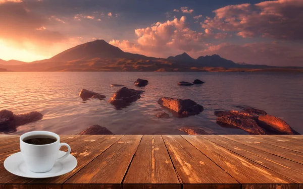 Kaffekopp Träbord Och Utsikt Över Vacker Natur Bakgrund — Stockfoto