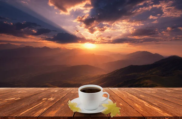 Koffiecup Houten Tafel Uitzicht Prachtige Natuur Achtergrond — Stockfoto