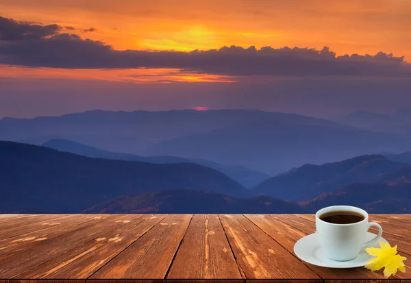 Kaffeetasse Auf Holztisch Und Blick Auf Schöne Natur Hintergrund — Stockfoto