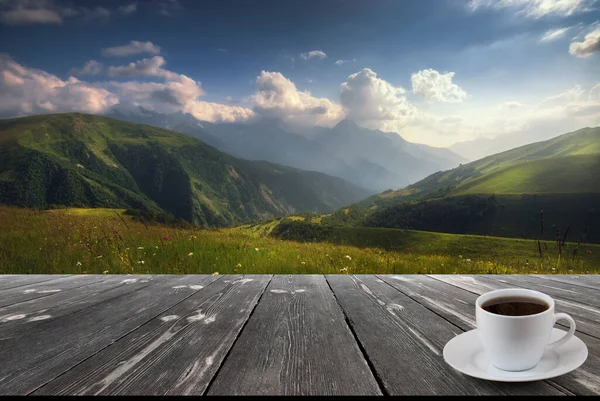 Koffiecup Houten Tafel Uitzicht Prachtige Natuur Achtergrond — Stockfoto