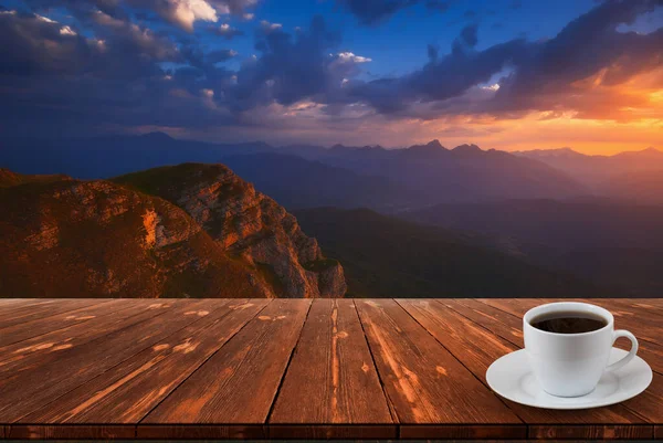 Kaffekopp Träbord Och Utsikt Över Vacker Natur Bakgrund — Stockfoto