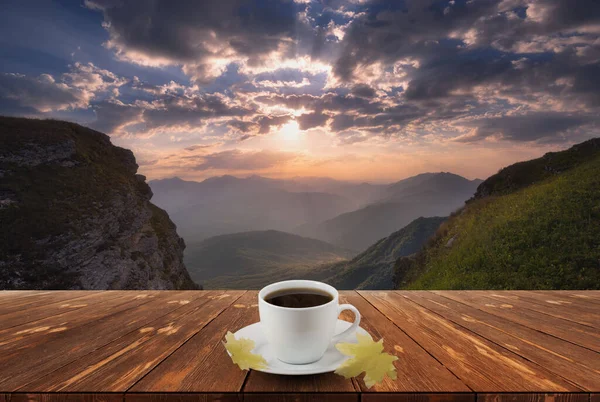 Kaffekopp Träbord Och Utsikt Över Vacker Natur Bakgrund — Stockfoto