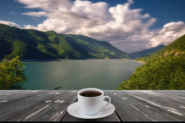 Tazza Caffè Sul Tavolo Legno Vista Sfondo Bella Natura — Foto Stock