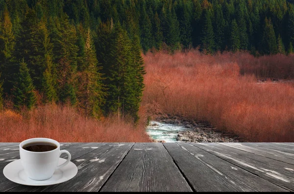 木桌上的咖啡杯和美丽的自然景观 — 图库照片