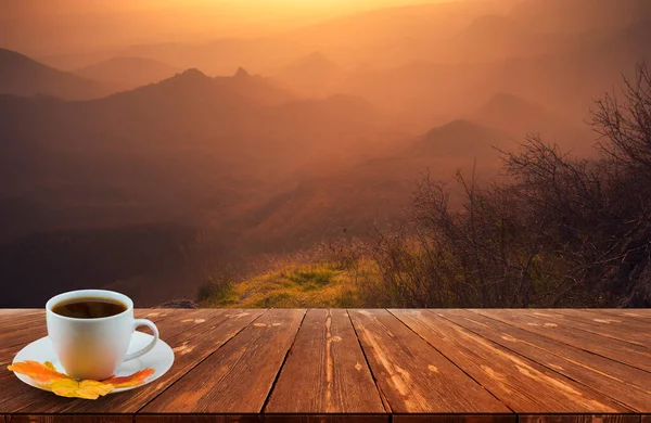 Kaffeetasse Auf Holztisch Und Blick Auf Schöne Natur Hintergrund — Stockfoto