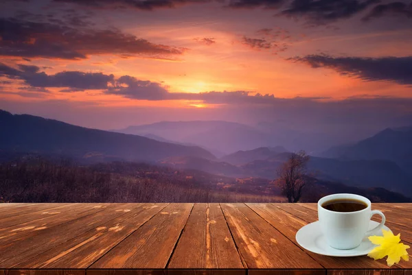 Koffiecup Houten Tafel Uitzicht Prachtige Natuur Achtergrond — Stockfoto