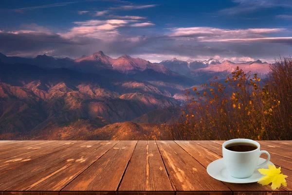 Kahve Fincanı Ahşap Masada Güzel Doğa Manzaralı — Stok fotoğraf