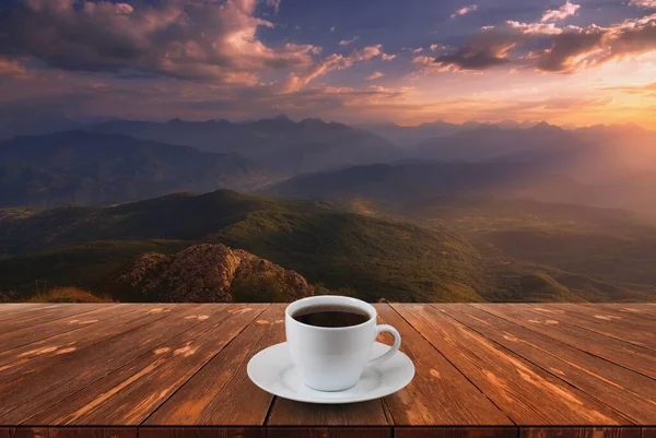 Kaffekopp Träbord Och Utsikt Över Vacker Natur Bakgrund — Stockfoto