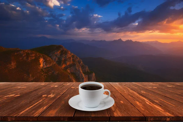 Kaffekopp Träbord Och Utsikt Över Vacker Natur Bakgrund — Stockfoto