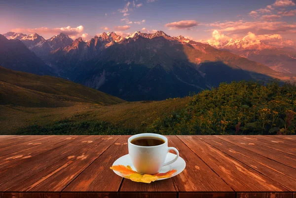 Kaffeetasse Auf Holztisch Und Blick Auf Schöne Natur Hintergrund — Stockfoto