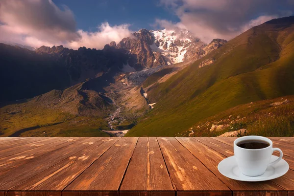 Kaffekopp Träbord Och Utsikt Över Vacker Natur Bakgrund — Stockfoto