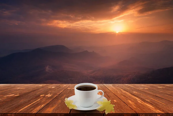 Kaffeetasse Auf Holztisch Und Blick Auf Schöne Natur Hintergrund — Stockfoto