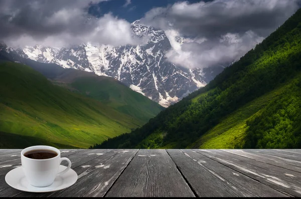 Kaffekopp Träbord Och Utsikt Över Vacker Natur Bakgrund — Stockfoto