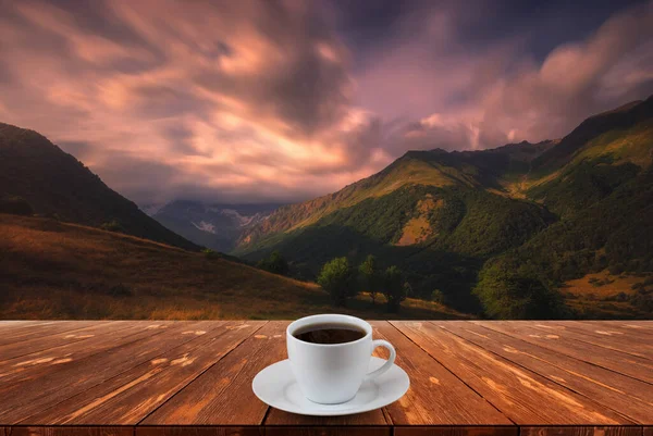 Kaffekopp Träbord Och Utsikt Över Vacker Natur Bakgrund — Stockfoto