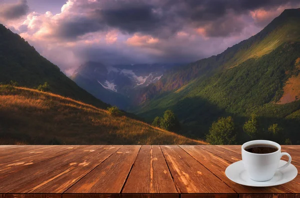 Kaffekopp Träbord Och Utsikt Över Vacker Natur Bakgrund — Stockfoto