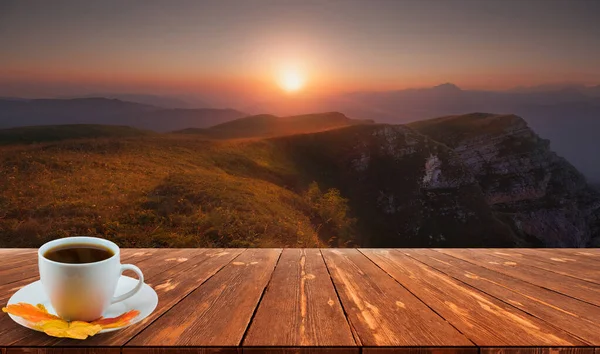 Kaffeetasse Auf Holztisch Und Blick Auf Schöne Natur Hintergrund — Stockfoto