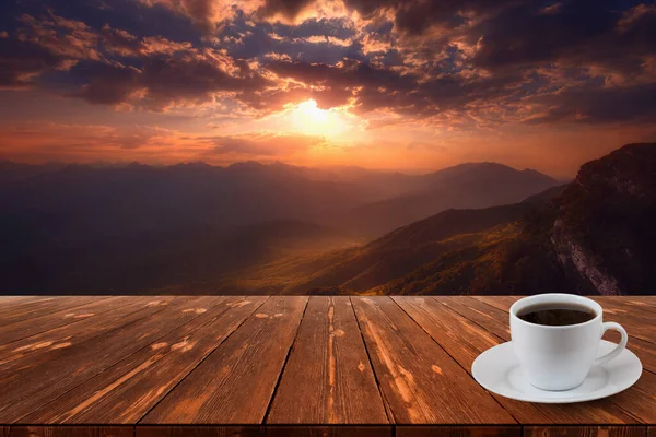 Kaffekopp Träbord Och Utsikt Över Vacker Natur Bakgrund — Stockfoto